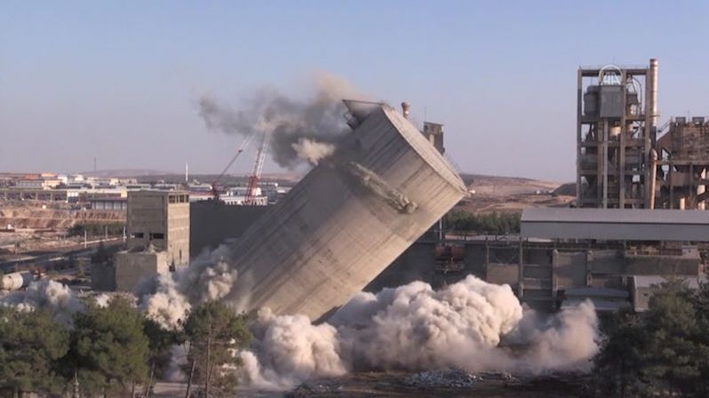 Unikátní demolice: 60 metrů vysoké silo šlo během pár vteřin k zemi